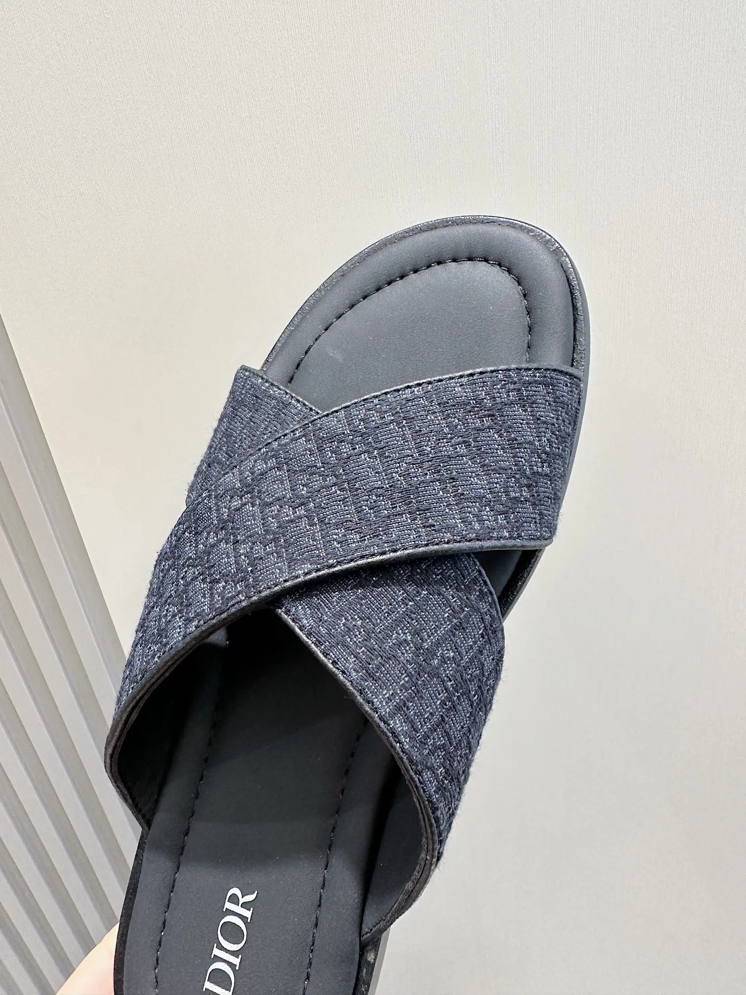 P320【DIOR】💰Size39-44 (38.45 custom-made) 2024ss Dior’s latest men’s slippers are a must-have. Dior Alias ​​Men's Genuine Leather Slippers This summer new Alias ​​sandal embodies a casual and elegant style. Carefully crafted from grained cow leather and Oblique printed fabric, with cowhide lining! Cross-strap design with metal-clad brass CD Diamond logo. The imported cowhide leather and rubber sole adds sophistication and comfort, while Oblique print-effect anti-slip panels add style.